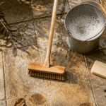 nettoyer dalle de terrasse avec balai brosse et savon naturel