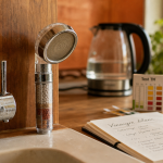 Eau calcaire solution : robinet entartré et douche filtrante